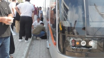 Antalya'da korku dolu anlar: Genç kıza tramvay çarptı!