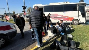 Antalya'da midibüs ile otomobilin çarpıştığı kazada 4 kişi yaralandı