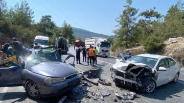 Antalya'da ootomobiller çarpıştı: 8 yaralı