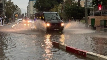 Antalya ve ilçelerinde sağanak etkili oldu