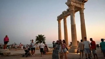 Antalya'ya 1 günde 102 bin 6 yabancı turist geldi!