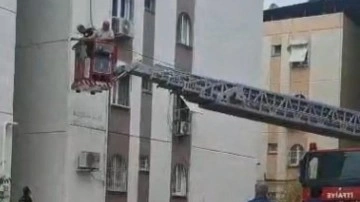 Apartman merdivenleri çöktü, mahsur kalan 10 kişi kurtarıldı