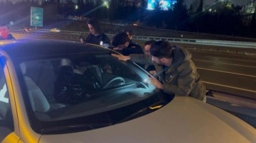 Aracını TEM'in ortasına çekip uykuya daldı! Camı baltayla kırıldı