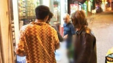 Arctic Monkeys'i d&uuml;kkanının &ouml;n&uuml;nden kovan bakkal konuştu: Rock m&uuml;ziği sevmem ama...