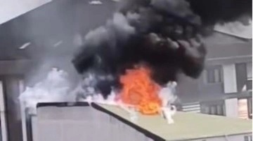 Arnavutköy’de 5 katlı binanın çatısında çıkan yangın söndürüldü