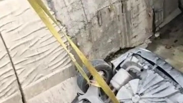 Arnavutköy'de otomobil su kanalına uçtu