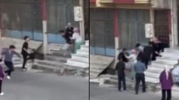 Arnavutköy'de sokak ortasında kavga: Sopalarla binaya saldırdılar