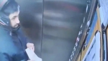 Atatürk'ün portresine tüküren kurye yakalandı