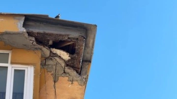 Avcılar'da 7 katlı binanın çatısındaki beton parçalar düştü