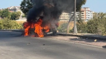 Avcılar'da park halindeki otomobil yanarak kül oldu