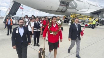 Avrupa 2'ncisi 12 Dev Adam, yurda döndü! Ergin Ataman gözyaşlarını tutamadı