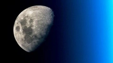 Ay y&ouml;r&uuml;ngesinde &ccedil;arpıcı manzara! Uzay aracı yakaladı