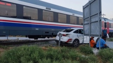 Aydın'da yolcu treni otomobile çarptı: 1 yaralı