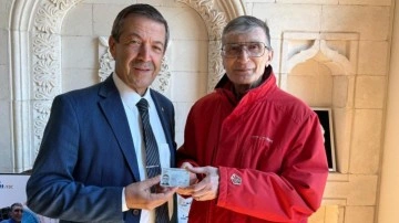 Aziz Sancar'a yeni kimlik kartı takdim edildi!