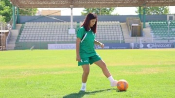 Babasının önyargısını kırabilmek için azmetti, profesyonel futbolcu oldu