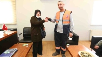 Bağcılar'da bir temizlik iş&ccedil;isi &ccedil;&ouml;p konteynerinde bir kese altın bulunca...