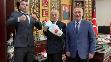 Bahçeli boksör Avni Yıldırım'ı ağırladı, boks eldiveniyle poz verdi!
