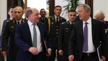 Bakan Akar, İngiliz mevkidaşıyla g&ouml;r&uuml;şt&uuml;