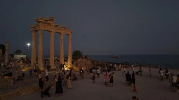 Bakan Ersoy duyurdu: Antalya, ziyaretçi̇ sayısında cumhuriyet tarihi rekoru kırdı