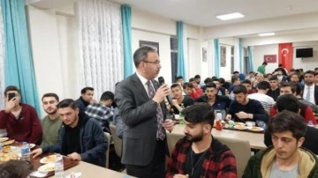 Bakan Kasapoğlu iftarını &ouml;ğrencilerle a&ccedil;tı