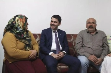 Bakan Kurum ziyaret ettiği ailenin ev taksitlerini &uuml;stlendi