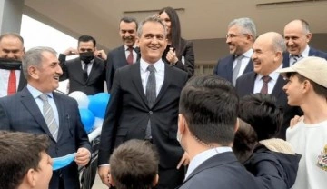 Bakan Özer'i gülümseten istek: Müzikten bırakıyorlar, sınıfta kalma olmasın!