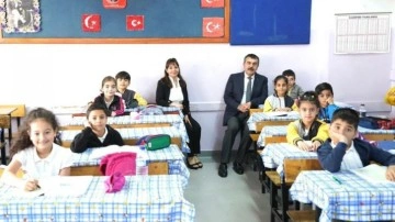 Bakan Tekin, "Cumhuriyet" adıyla ilk açılan okulu ziyaret etti