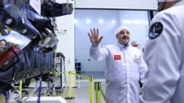 Bakan Varank, T&Uuml;RKSAT 6A uydusunu inceledi