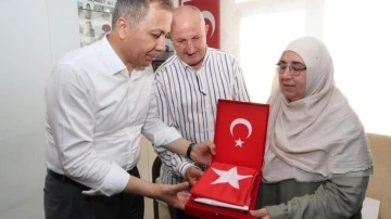 Bakan Yerlikaya'da şehit ailesine ziyaret! Erdoğan'ın mektubunu verdi