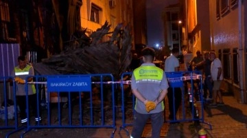 Bakırköy’de tarihi bina çöktü