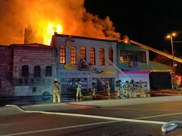 Balat'taki oyuncak m&uuml;zesi alev alev yandı!