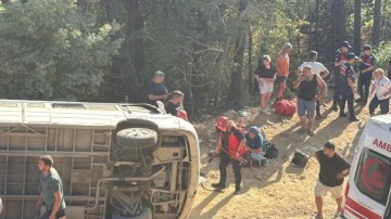 Balıkesir'de tur minibüsü devrildi: 11 yaralı