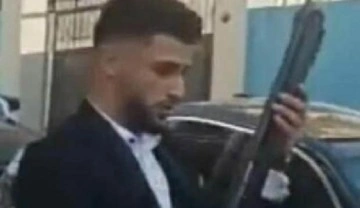 Balkondaki &ccedil;ocuklara aldırış etmeden ateş a&ccedil;an magandalar yakalandı