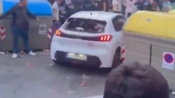 Barcelona'nın maçında olay! Arabayla taraftarları ezdi