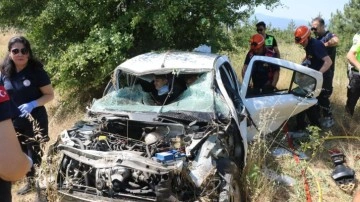Bariyere çarpan otomobilde sıkışan 5 kişi, ekipler tarafından kurtarıldı