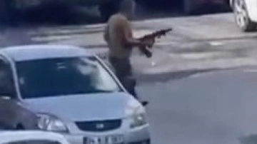 Başakşehir'de pompalı tüfekle sokağa çıkan bir kişi, yolu kapattı