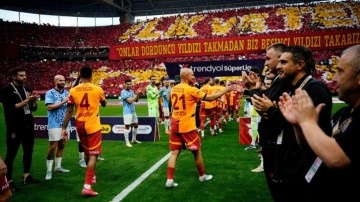 Başakşehir, şampiyon Galatasaray'ı alkışladı
