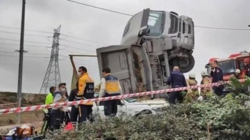 Başakşehir'de feci laza: Hafriyat kamyonu otomobilin &uuml;st&uuml;ne devrildi!