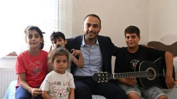 Başkan Vekili Karadeniz’den Efe’ye gitar sürprizi