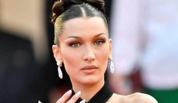 Baş&ouml;rt&uuml;l&uuml; &ouml;ğrenciye &ccedil;irkin saldırı! Bella Hadid sessiz kalmadı, &ccedil;ok sert tepki g&ouml;sterdi