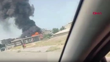 Batman’da, şantiyedeki plastik boru ve kablolar alev alev yandı