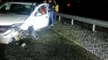 Batman&rsquo;da otomobil bariyerlere &ccedil;arparak durdu: 3 yaralı