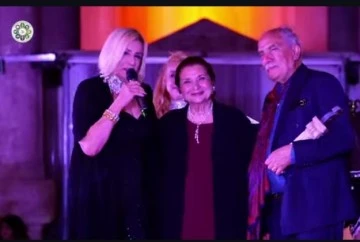 Dilek T&uuml;rker'e Meslek Onur &Ouml;d&uuml;l&uuml;.