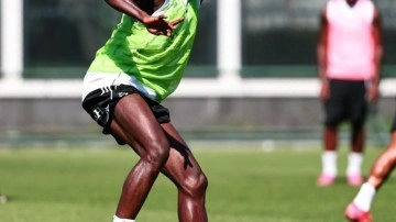 Beşiktaş'ın yeni transferi Wilfred Ndidi, ilk antrenmanına çıktı