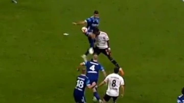 Beşiktaş penaltı bekledi! VAR'da 4 dakika pozisyonu izleyen hakem kararından dönmedi