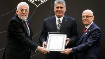 Beşiktaş'ta Başkan Serdal Adalı ve yönetimi, mazbatalarını aldı