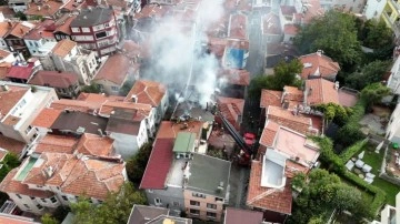 Beşiktaş'ta yanan 4 katlı ahşap bina çöktü: Yangın yan binaya sıçradı