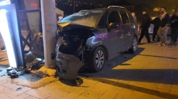 Beton direğe ok gibi saplanan araçtan 5 kişi böyle çıkarıldı