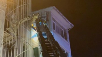 Beyoğlu'nda eğlence mekanının çatısında korkutan yangın