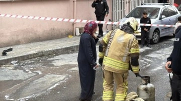 Beyoğlu'nda faciadan dönüldü! Başlığını değiştirdiği esnada bir anda parladı